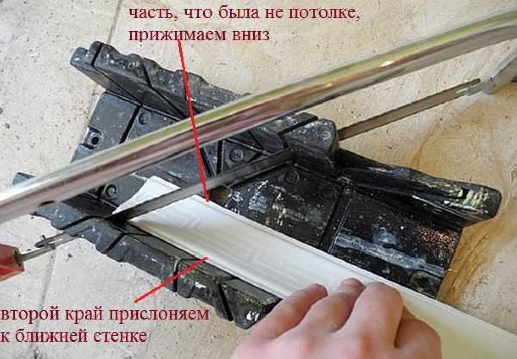 Как вырезать внутренний угол потолочного плинтуса видео - инженер пто