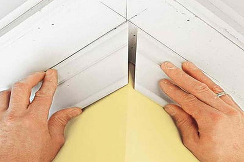 Как вырезать угол на потолочном плинтусе, как правильно резать потолочный плинтус в углах своими руками