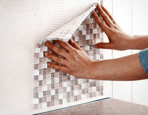 Укладка мозаики своими руками на стены в кухне: мастер-класс