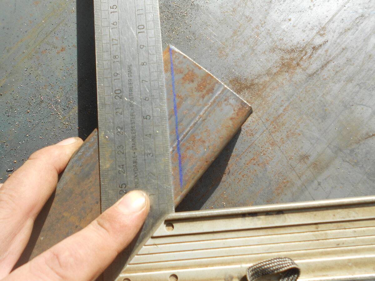 Как резать потолочный плинтус в углах: как правильно отрезать, подрезать, вырезать, срезать углы, обрезать на углах, подрезка со стуслом и без стусла