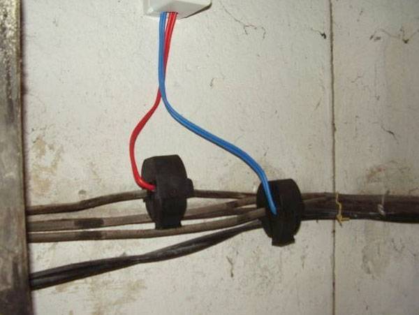 Как обрезать провода под напряжением 220в?
