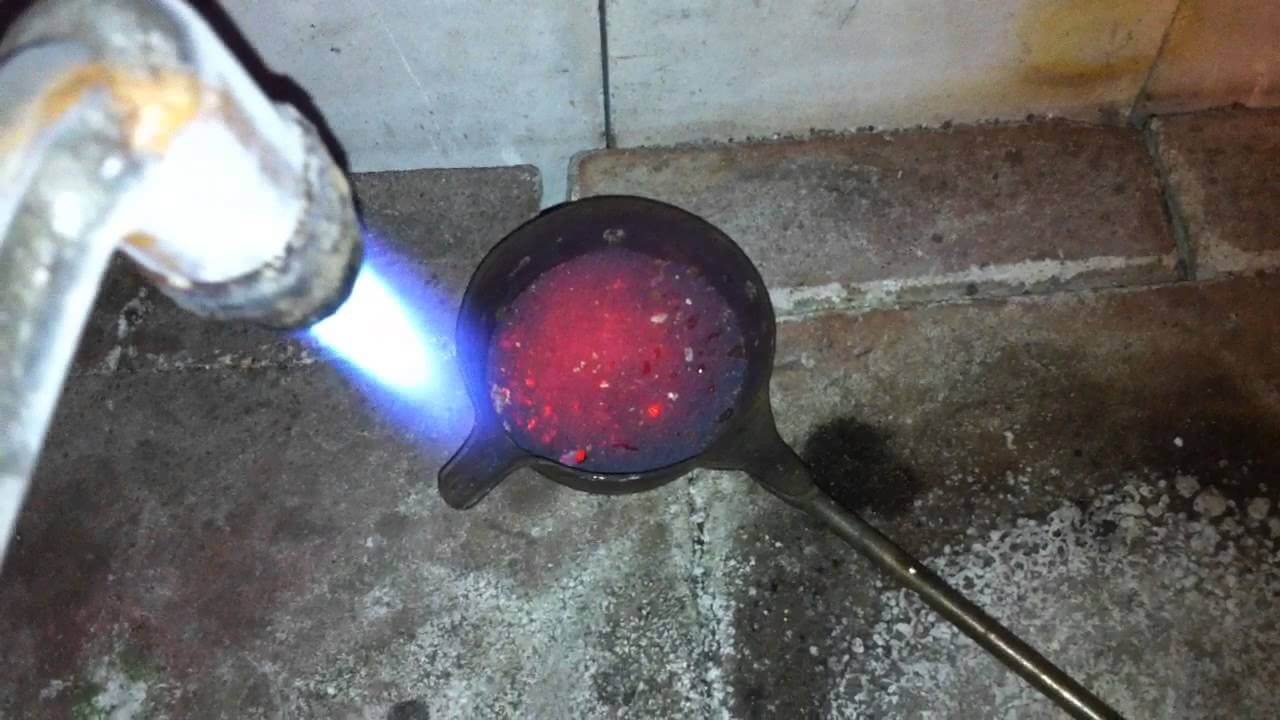 расплавленный алюминий. чугунное литье изготавливают на заводе. старая резина. плавка металла. плавление резины.