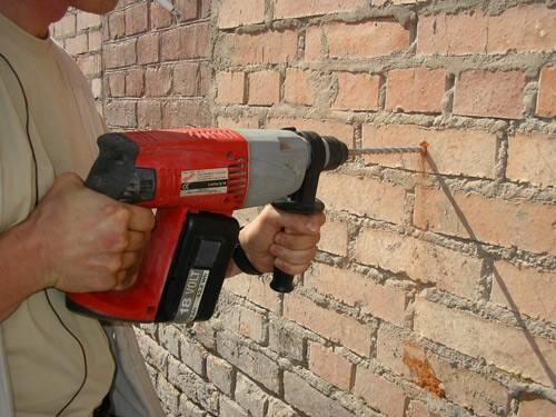 Можно ли просверлить в бетонной несущей или кирпичной стене панельного дома отверстие обычной дрелью, перфоратором или шуруповертом без пыли, как это сделать