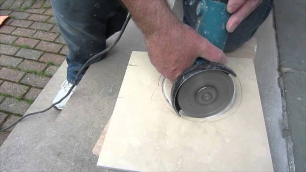 Как резать плитку болгаркой? каким диском можно разрезать керамическое и кафельное изделие, резка алмазным кругом без сколов