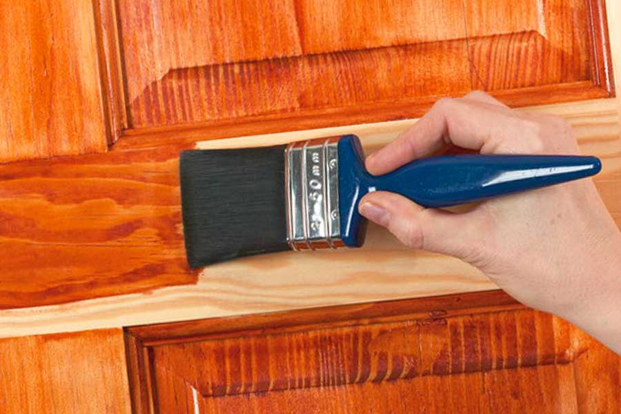 Покраска деревянных дверей: какую лучше выбрать краску, а также, как правильно покрыть поверхность лаком