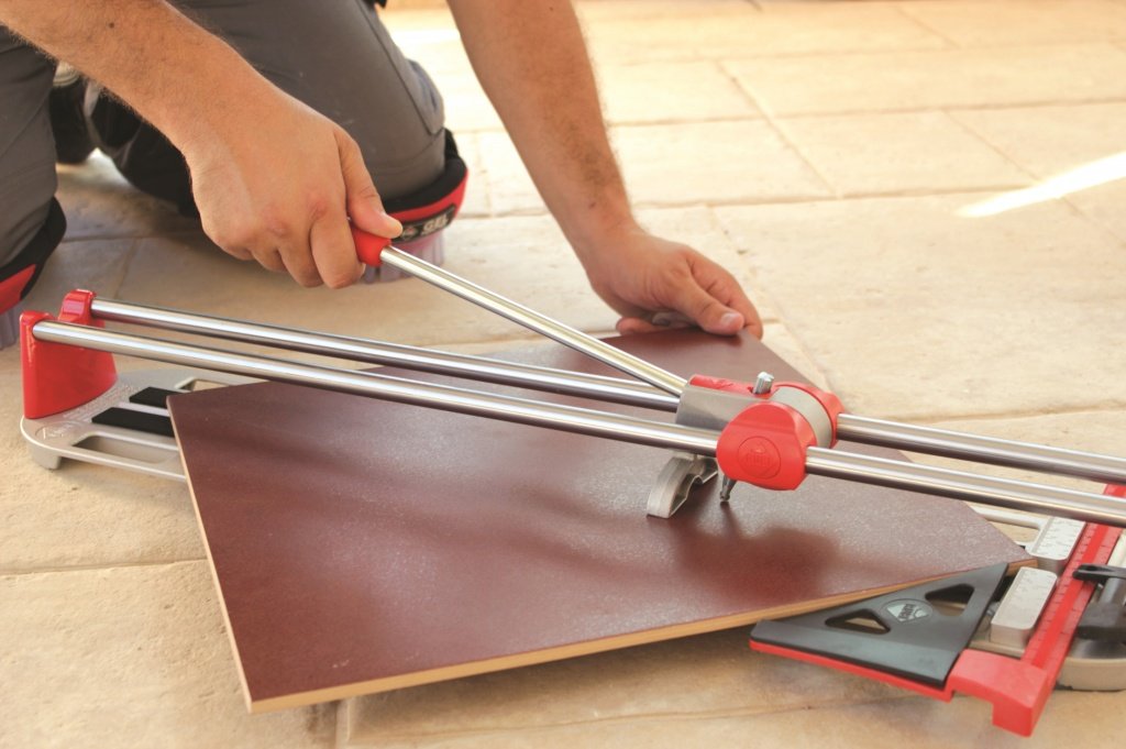 Как пользоваться плиткорезом: резка плитки и керамогранита, как сделать инструмент своими руками