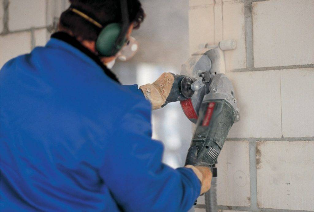 Как правильно штробить бетонную стену под проводку без пыли: выбор инструмента и правила штробления