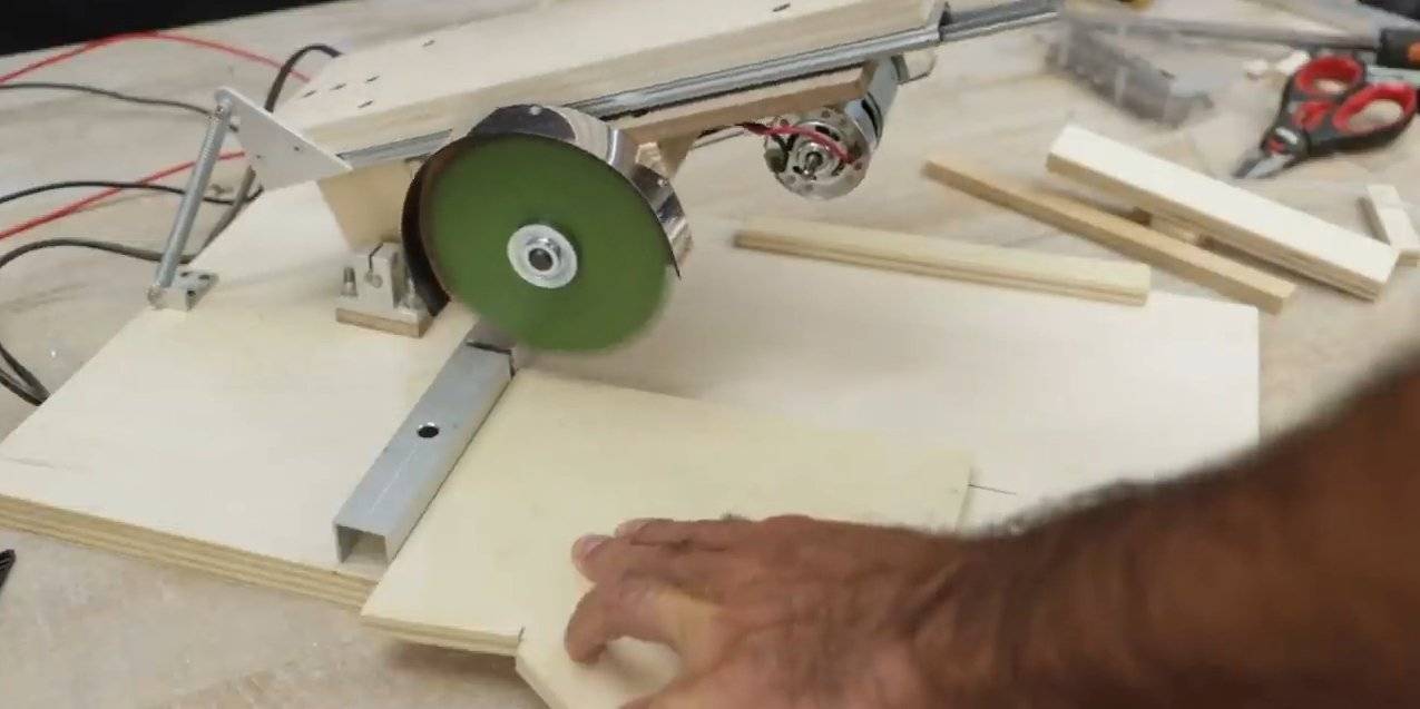 Как сделать торцовочную пилу из дисковой своими руками — пошаговые инструкции и нюансы изготовления