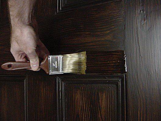Чем лучше всего покрасить деревянную дверь?