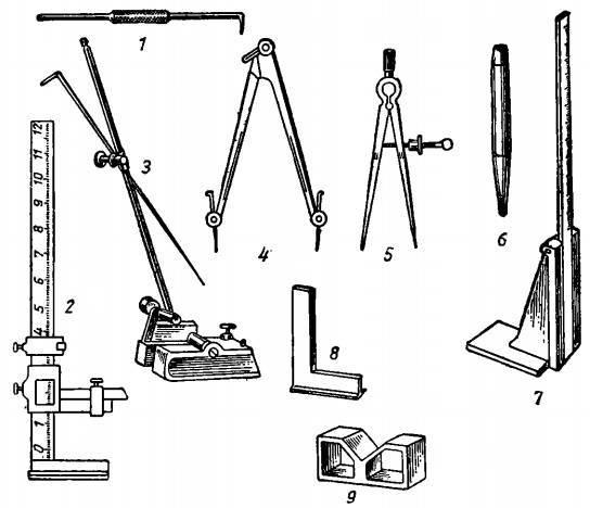 Инструменты для правки металла, приспособления, применяемые для рихтовки и и гибки: набор крючков, чугунные плиты, молотки, кувалды, киянки, наковальни