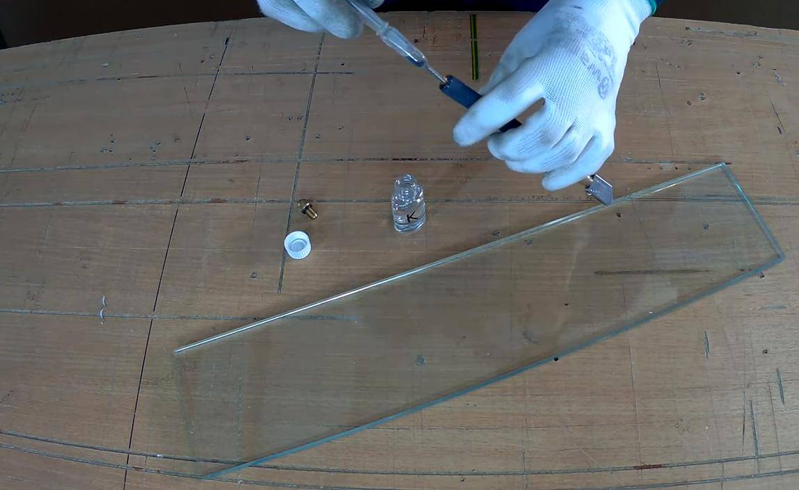 Как правильно резать стекло роликовым стеклорезом и алмазным: мастер-класс