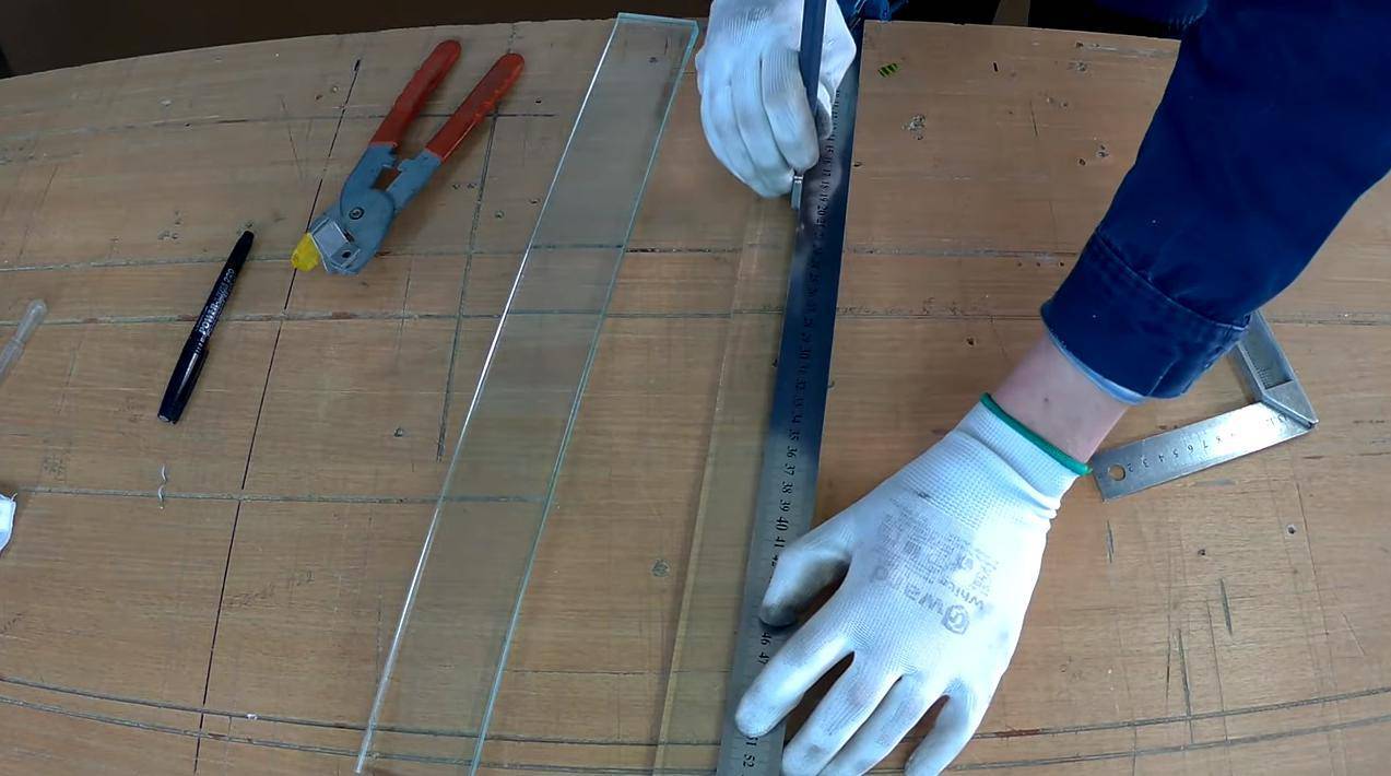 Особенности резки стекла и зеркала своими руками: инструмент, подготовка к работе, технология резки