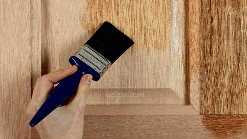 Как покрыть лаком межкомнатные двери: каким обновить деревянные и из шпона, останется ли белой покраска, что за состав придает темный цвет, можно ли наносить глянец?