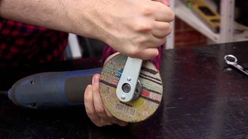 Как поменять диск на болгарке без ключа