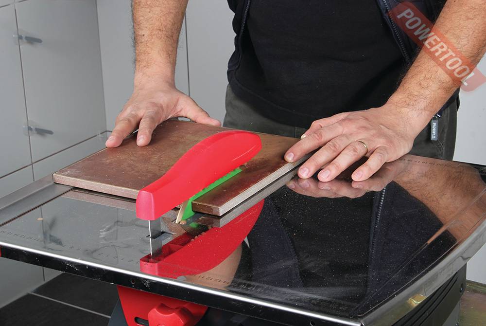 Как резать плитку ручным плиткорезом своими руками?