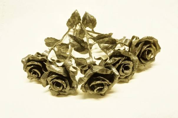 Кованые розы на могилу, на кладбище в москве и области