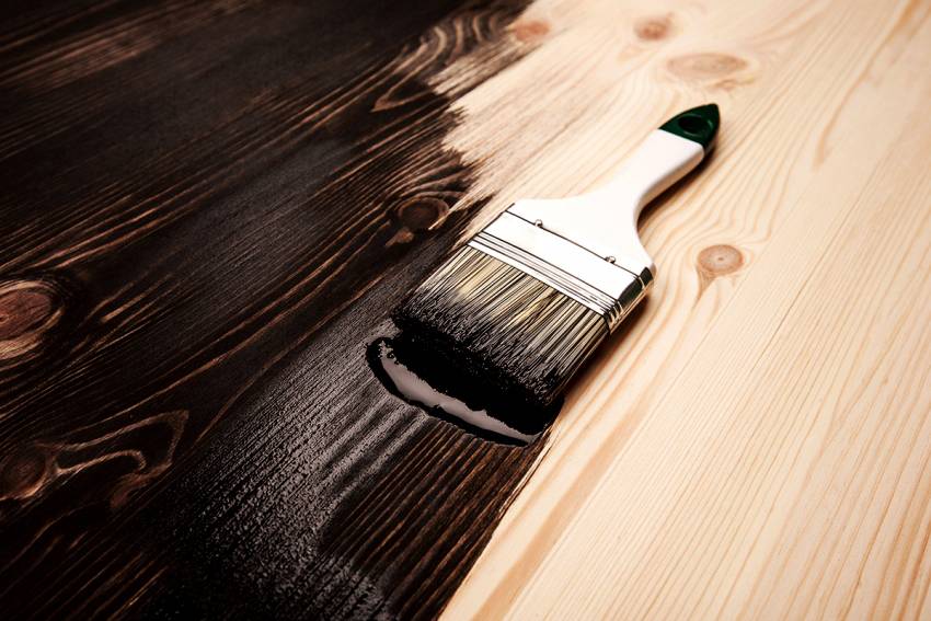 Покраска деревянных дверей: какую лучше выбрать краску, а также, как правильно покрыть поверхность лаком