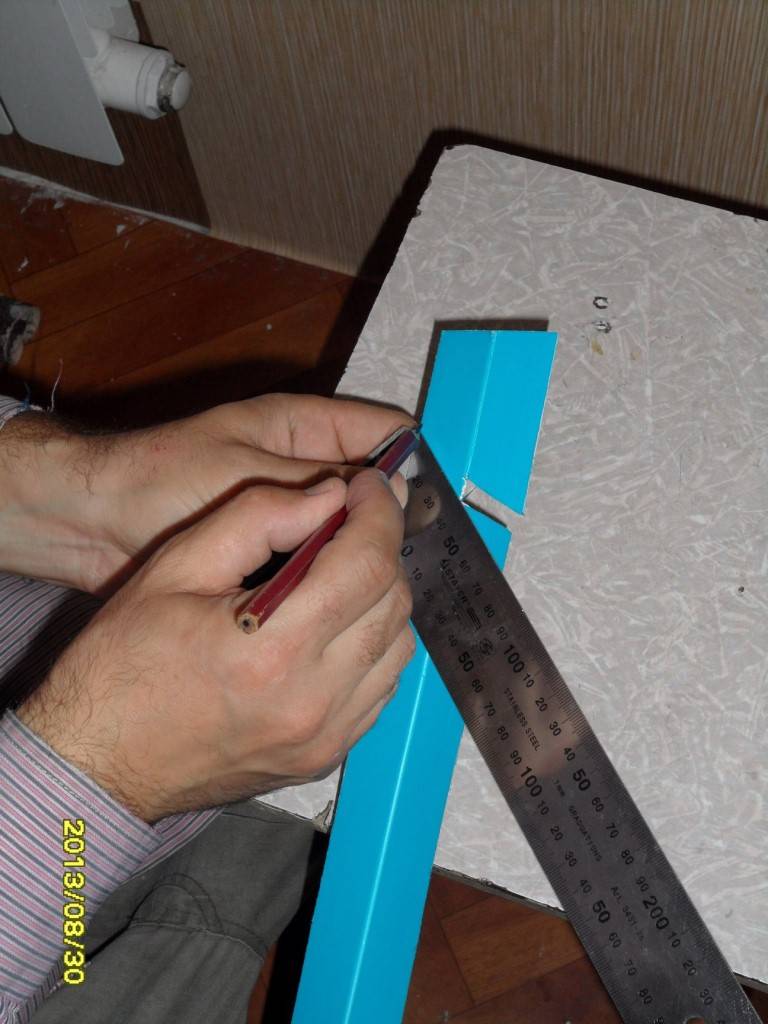 Как резать пластиковые уголки на откосы: поэтапная инструкция по установке своими руками