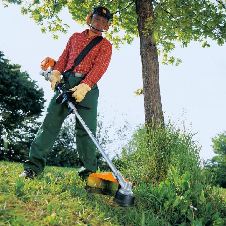 Как пользоваться триммером и правильно косить траву, чтобы избежать поломок: обзор функций, моделей с леской, как работать начинающим с газоном