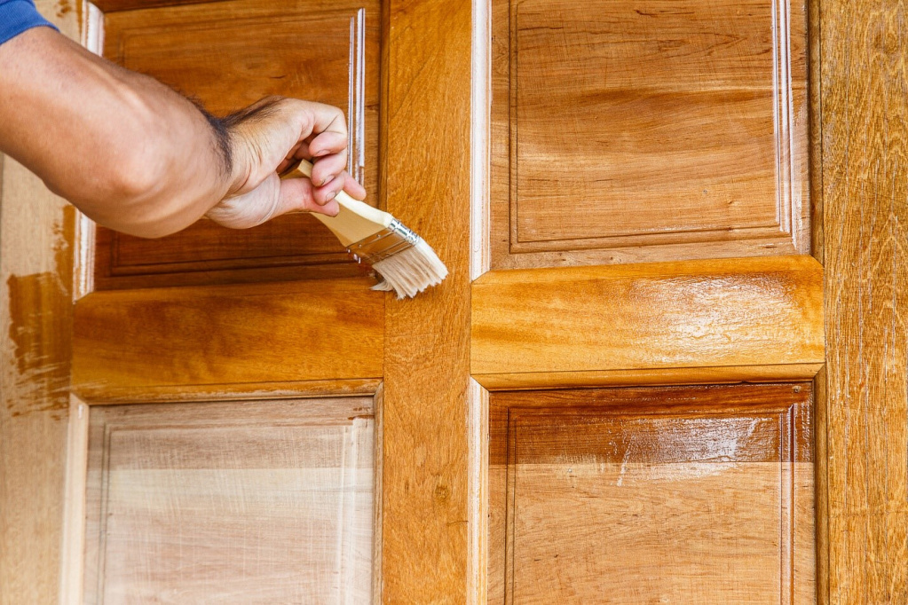 Как покрасить лакированную дверь в белый цвет - строительство и отделка - полезные советы от специалистов