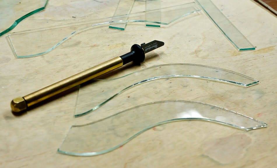 Как разрезать стекло ???? стеклорезом правильно своими руками в домашних условиях