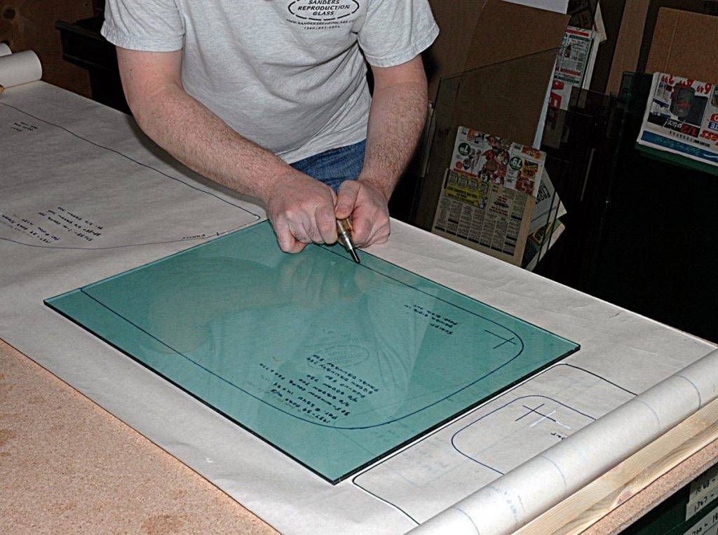 Как разрезать стекло стеклорезом: подробная инструкция для начинающих