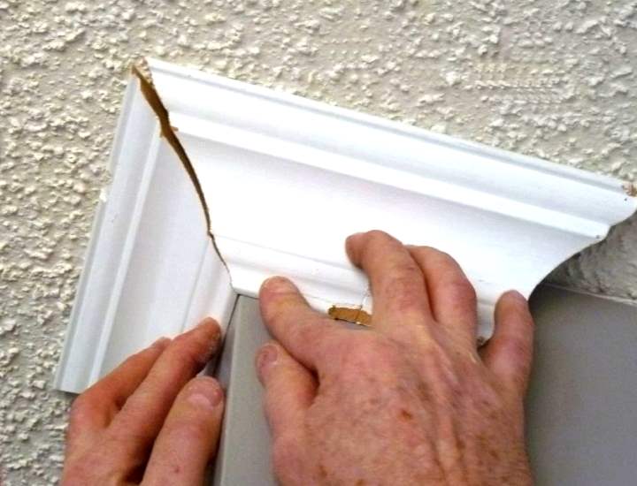 Как правильно вырезать угол на потолочном плинтусе