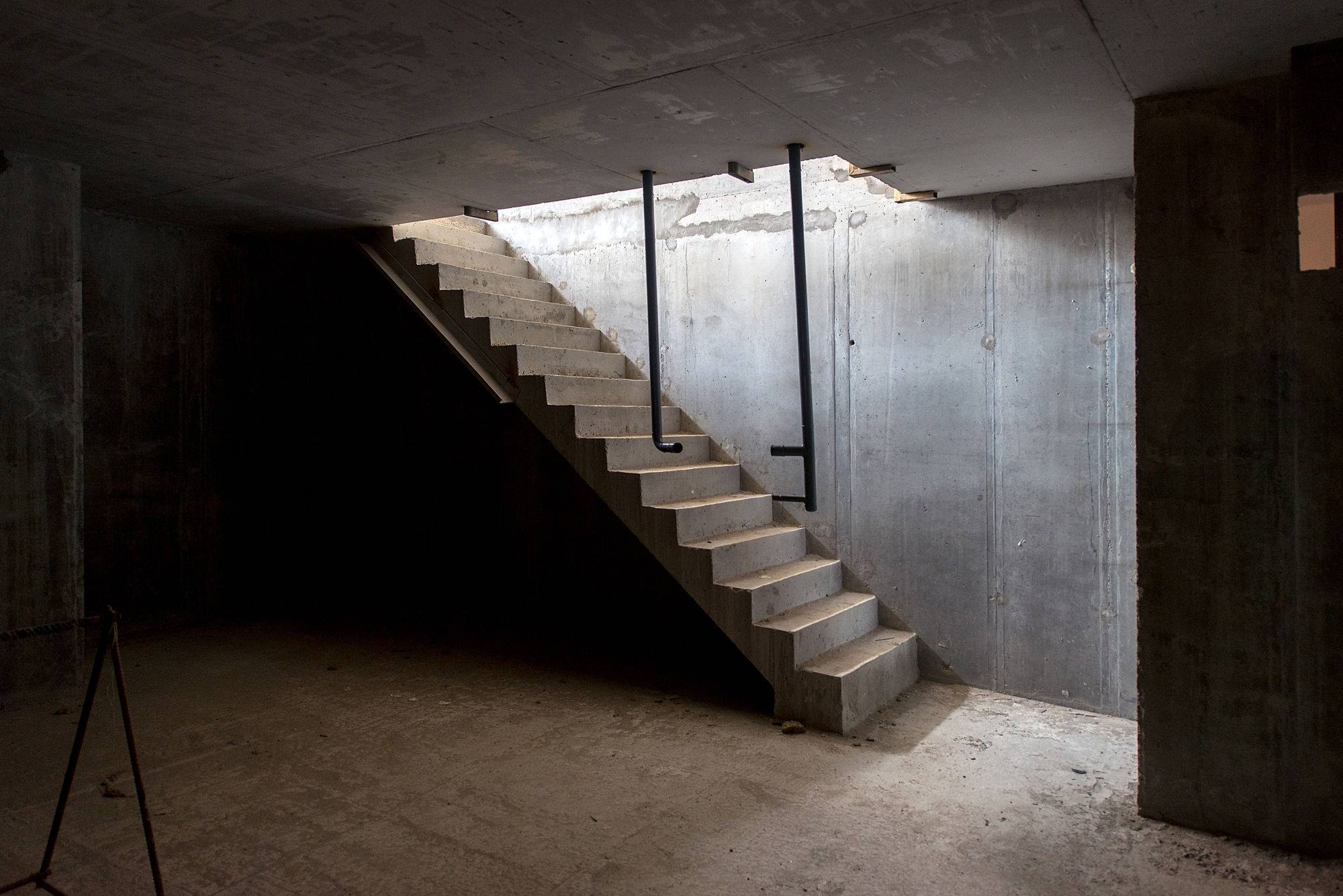 Как сделать лестницу в подвал гаража?