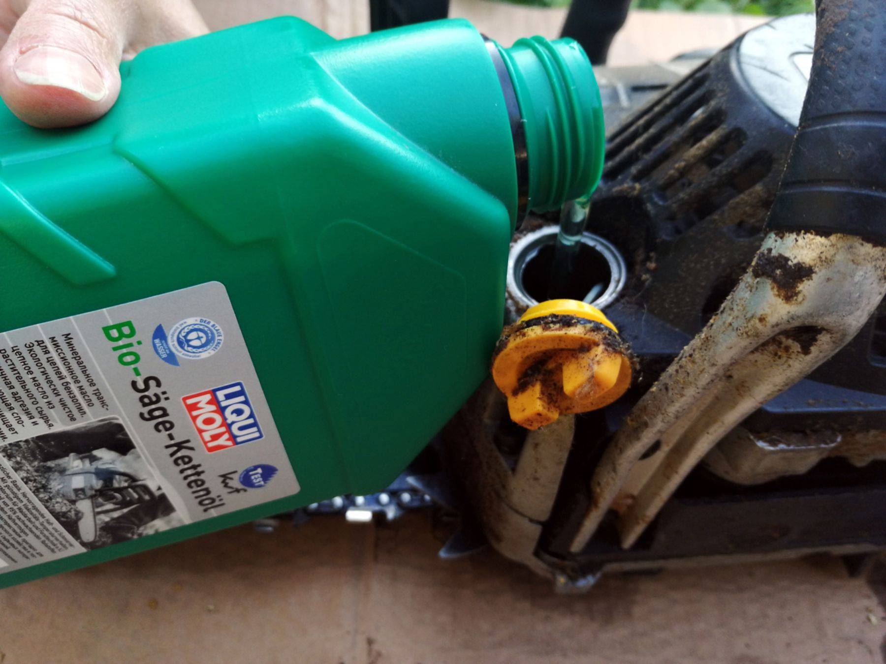 Какое масло требуется заливать в бензопилу для смазки цепи?