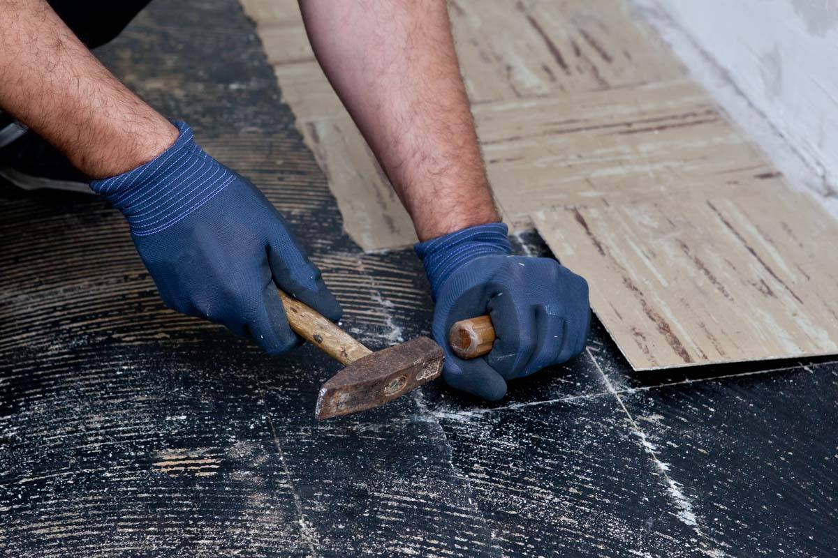 Как снять плитку с пола: демонтаж старого напольного покрытия (фото и видео)