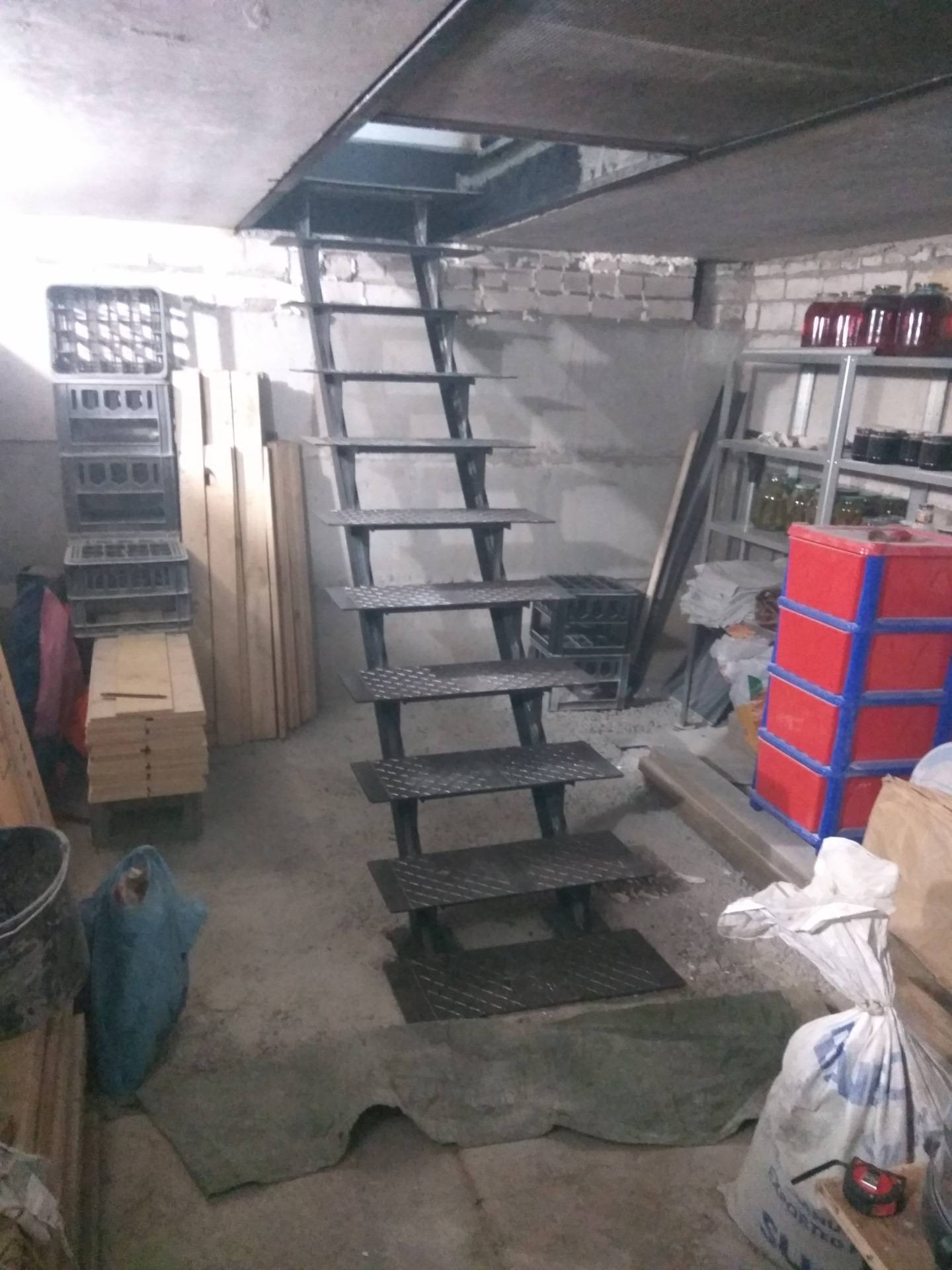 Лестница в подвал из дома: фото входа в погреб в частном коттедже