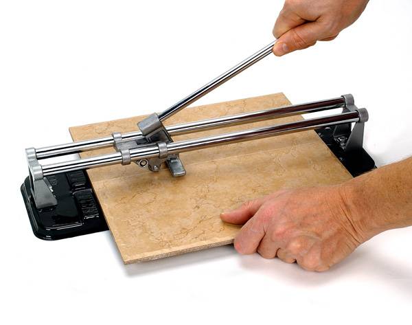 Как пользоваться плиткорезом: как правильно резать плитку ручным, роликовым, электрическим плиткорезом, секреты, инструкция по применению