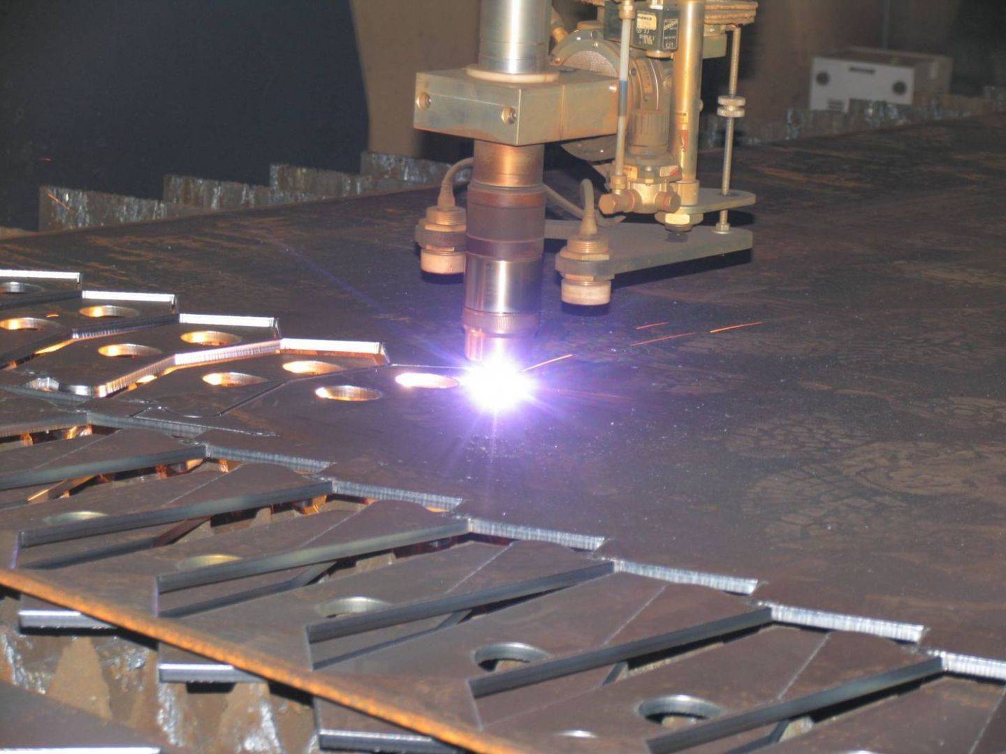 Лазерная резка металла на станках с чпу: обзор технологии и оборудования