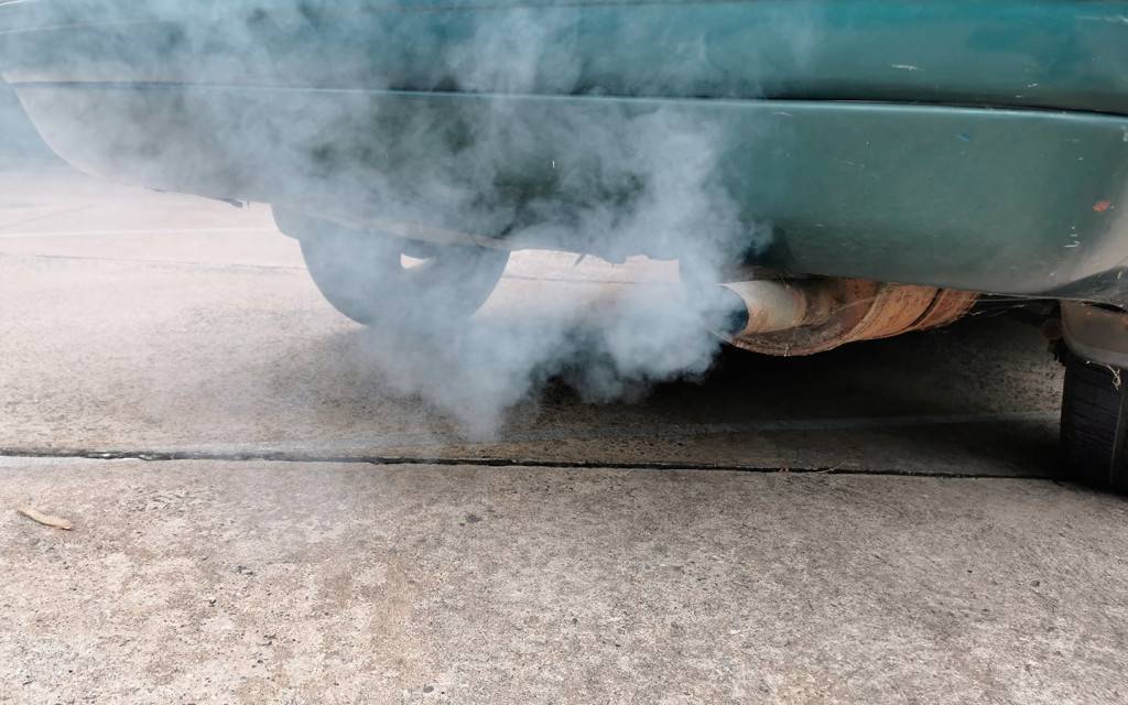 Почему идет серый дым из выхлопной трубы ???? avtoshark.com