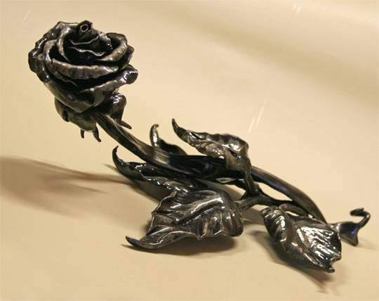 Кованые розы (52 фото): универсальный элемент декора