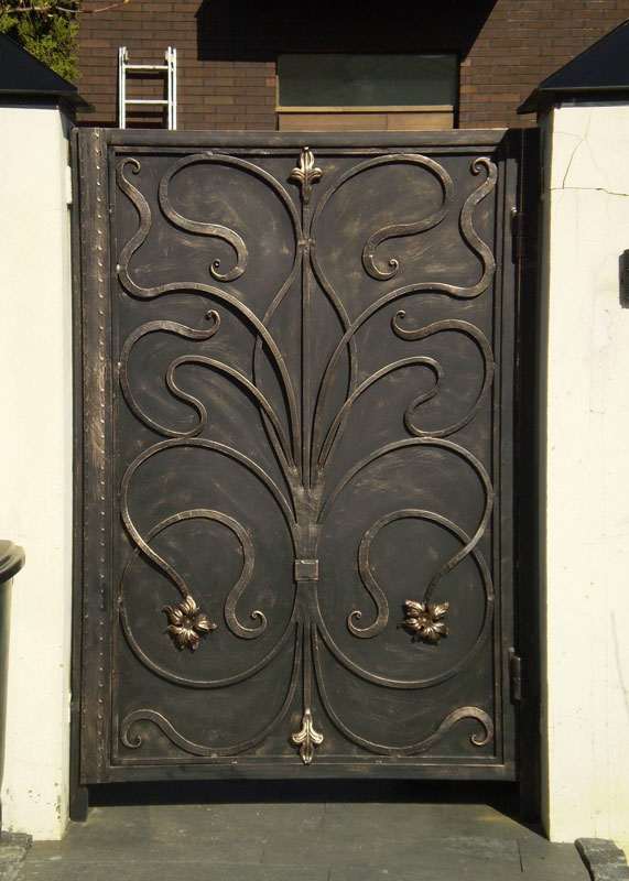 Кованые двери (42 фото): входные железные изделия с ковкой, модели с элементами из стекла и коваными узорами для частного дома, лучшие варианты