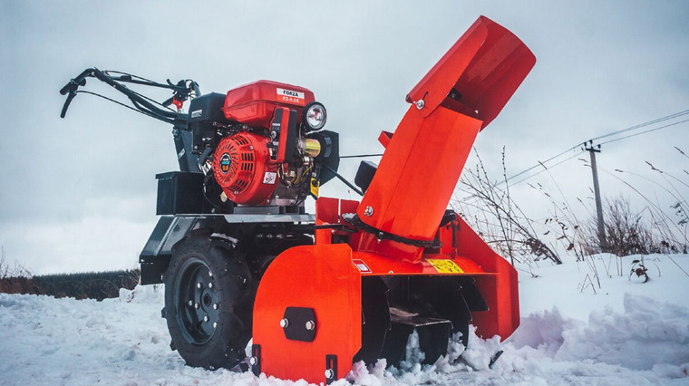 Мотоблок, снегоуборщик и газонокосилка – три в одном, с отвалом для уборки снега
