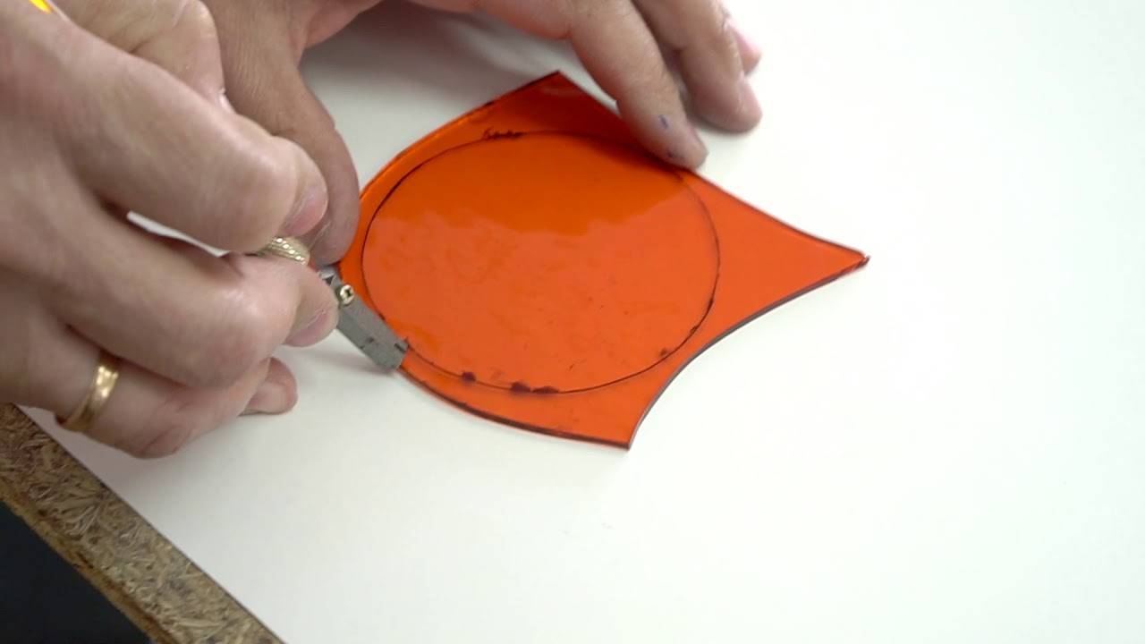 Как вырезать круглое стекло для фонарика