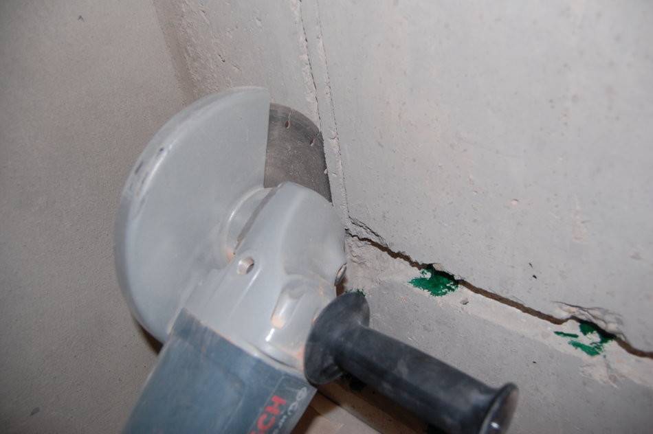 Как штробить стены под проводку болгаркой своими руками: сделать штробы в бетоне без пыли