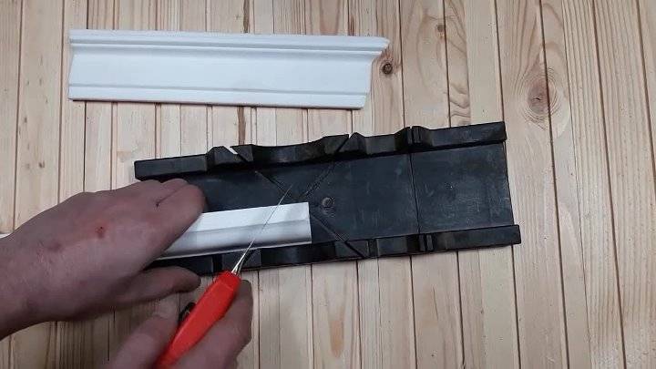 Как сделать угол на потолочном плинтусе без стусла? (видео)