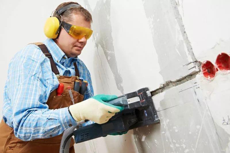 Как штробить стены под проводку подручным и профессиональным оборудованием?