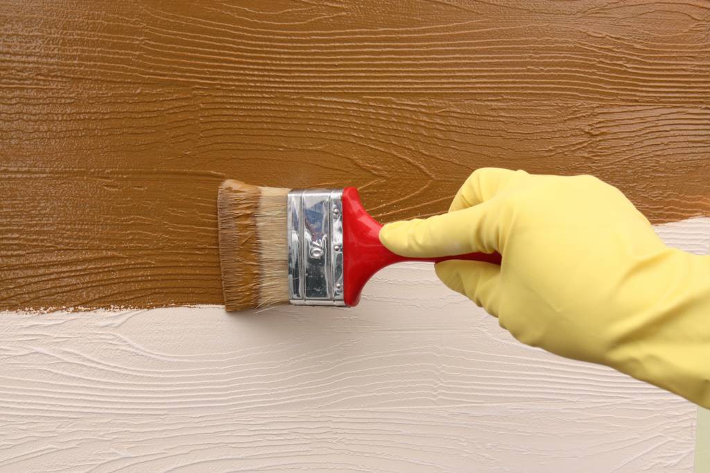 Как обновить и покрасить лакированную дверь краской