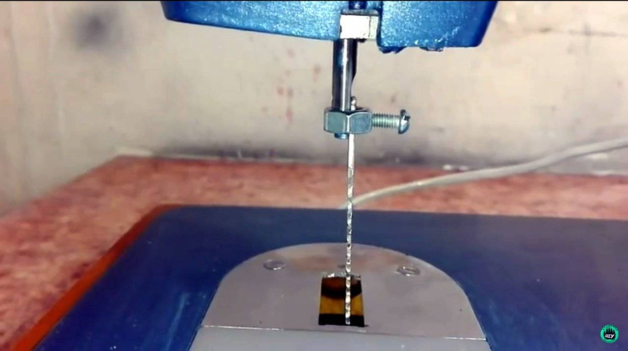Электролобзик из подручных средств: за основу берется старая швейная машинка