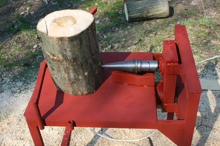Как проводится колка дров вручную и механическими способами