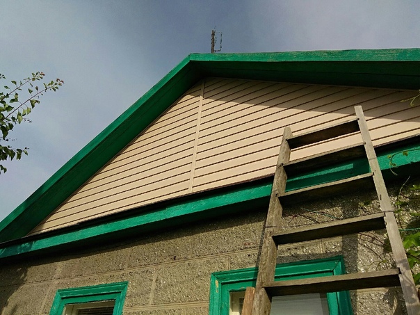Фронтоны деревянных домов – чем обшить козырек и покрасить