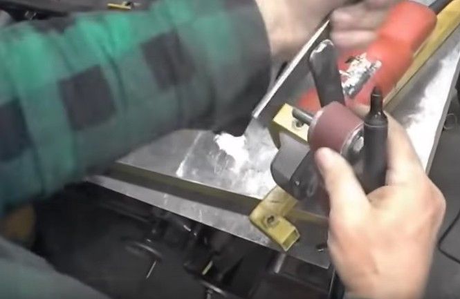 Как резать плитку плиткорезом: видео, как правильно пользоваться устройством при ремонте